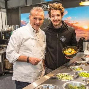 Karlheinz Hauser mit seinem Sohn Tom in ihrem Lokal Pokeyou im Jahr 2019