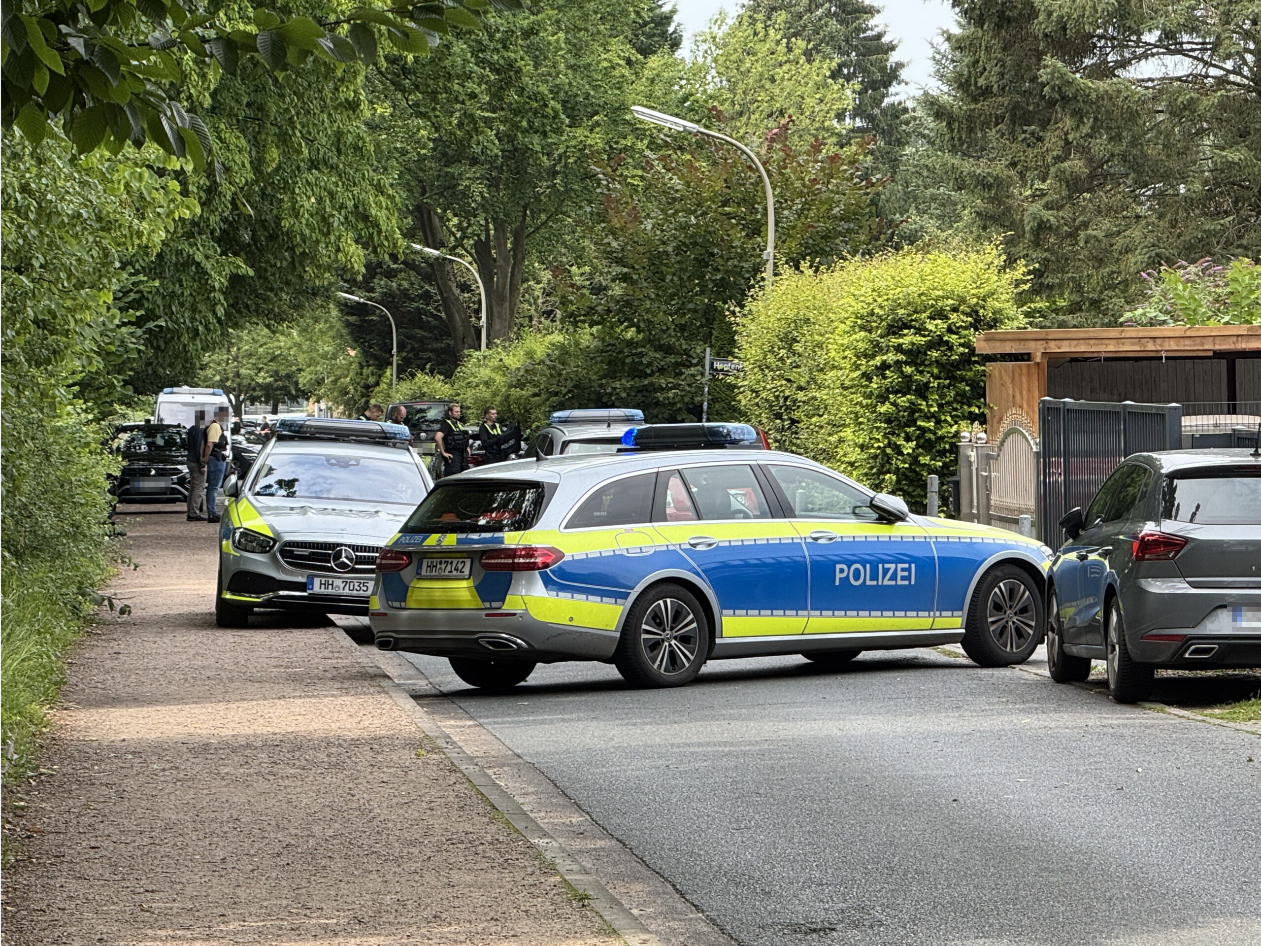Die Polizei sichert das Haus in Farmsen ab. Es sollen Schüsse gefallen sein.