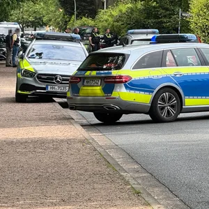 Die Polizei sichert das Haus in Farmsen ab. Es sollen Schüsse gefallen sein.