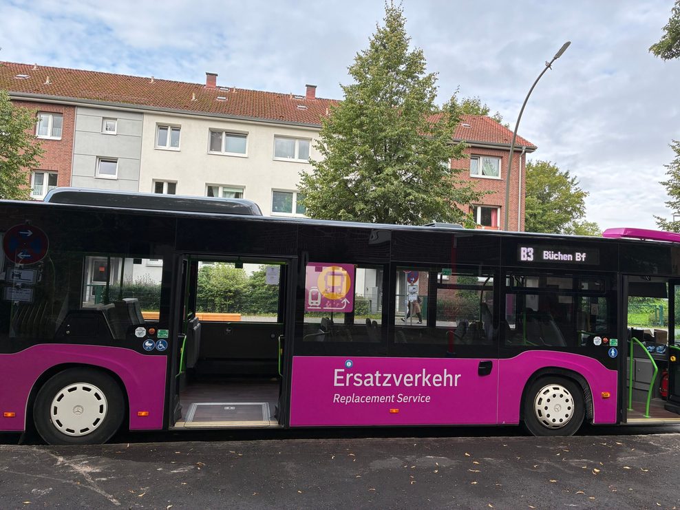 Die Ersatzbusse für die Regionallinien ab Bergedorf stehen am Freitagmorgen schon bereit.