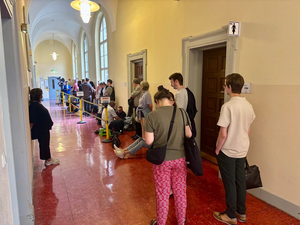 Journalisten warten vor Raum 237