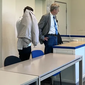Der 19-Jährige (l.) musste sich am Freitag vor dem Jugendgericht in Hamburg-Harburg verantworten.
