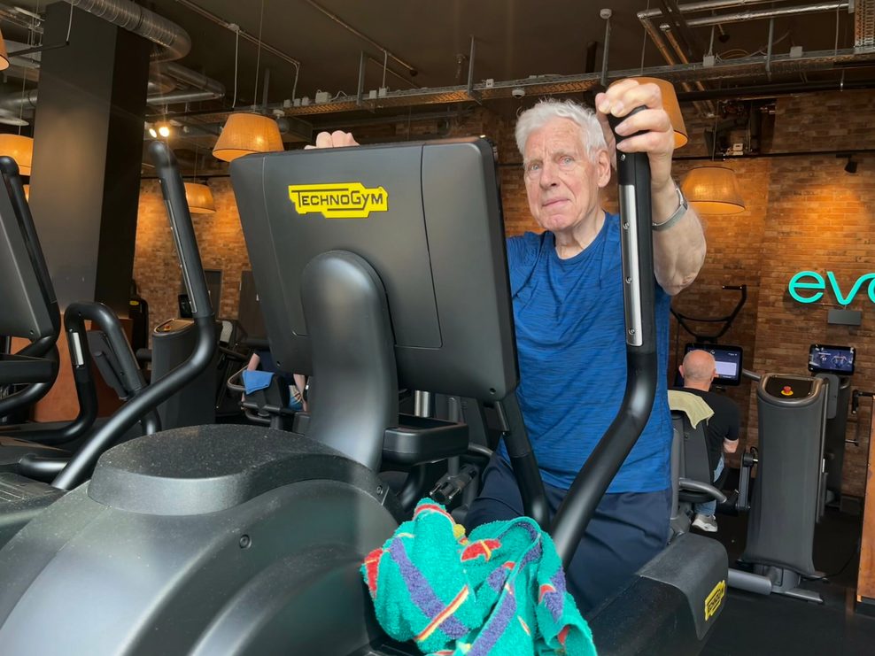 Jürgen Kogel auf dem Crosstrainer