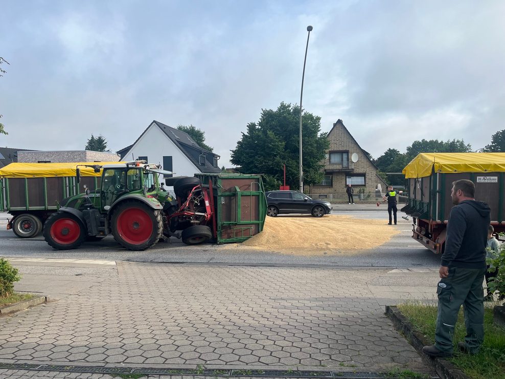 Mehrere Tonnen Getreide ergossen sich über die Straße