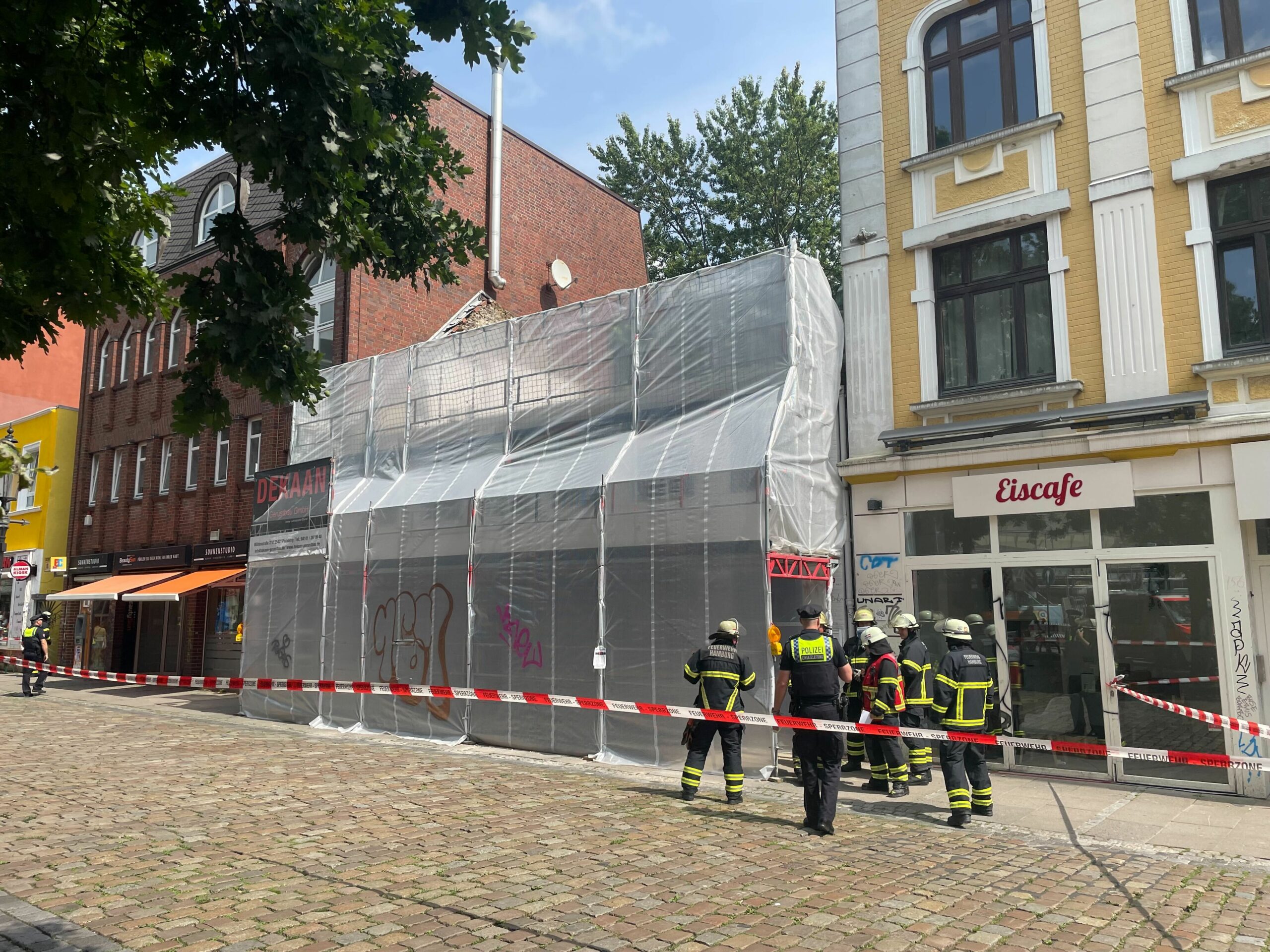 Feuerwehrkräfte am Einsatzort in Ottensen.