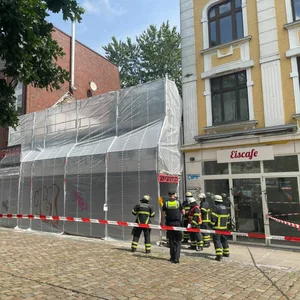 Feuerwehrkräfte am Einsatzort in Ottensen.