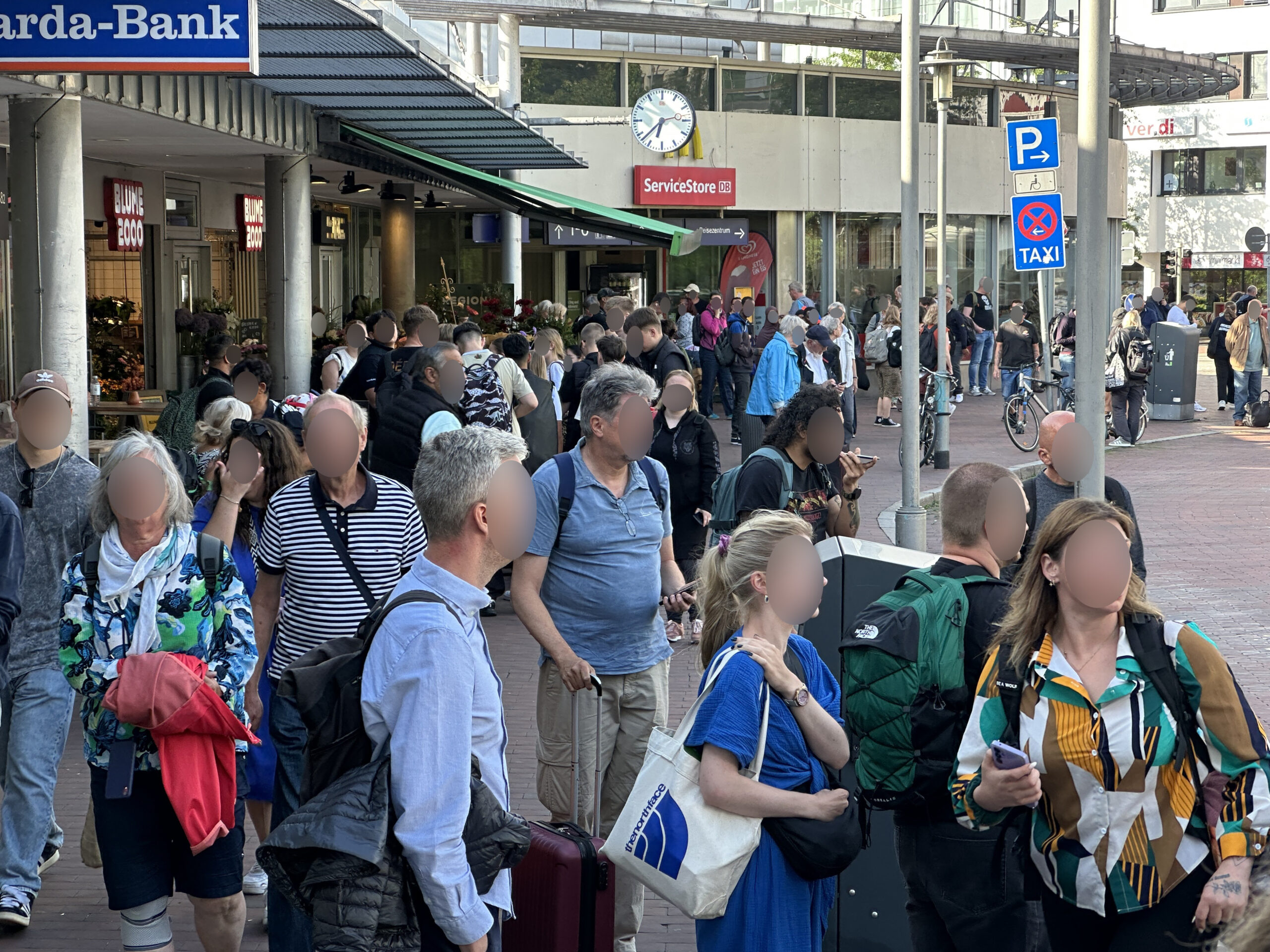 Pendler am Bahnhof Neumünster: Wegen eines Polizeieinsatzes fuhren für etwa eine Stunde keine Züge.