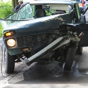 Ein kaputtes Auto an der Unfallstelle in Rade