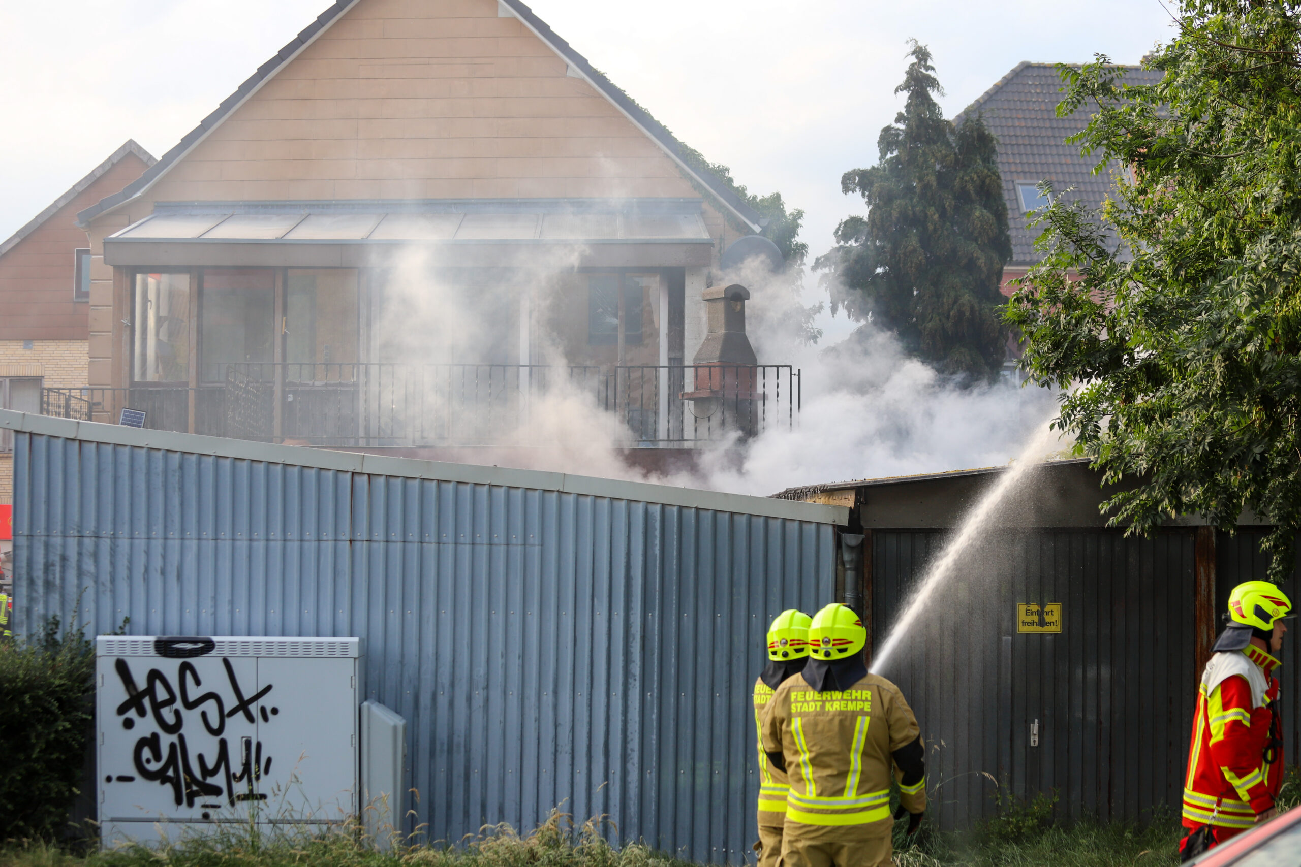 Im Krempe ist am Freitagabend ein Carport in der Breite Straße in Brand geraten.