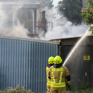 Im Krempe ist am Freitagabend ein Carport in der Breite Straße in Brand geraten.