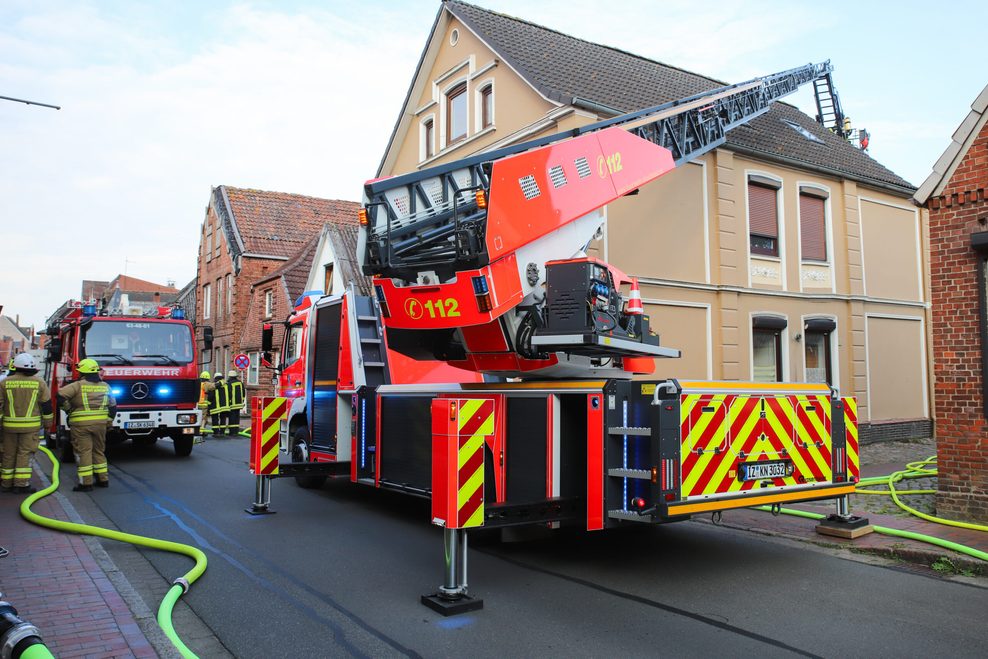 Die Flammen drohten auf das Gebäude überzugreifen.