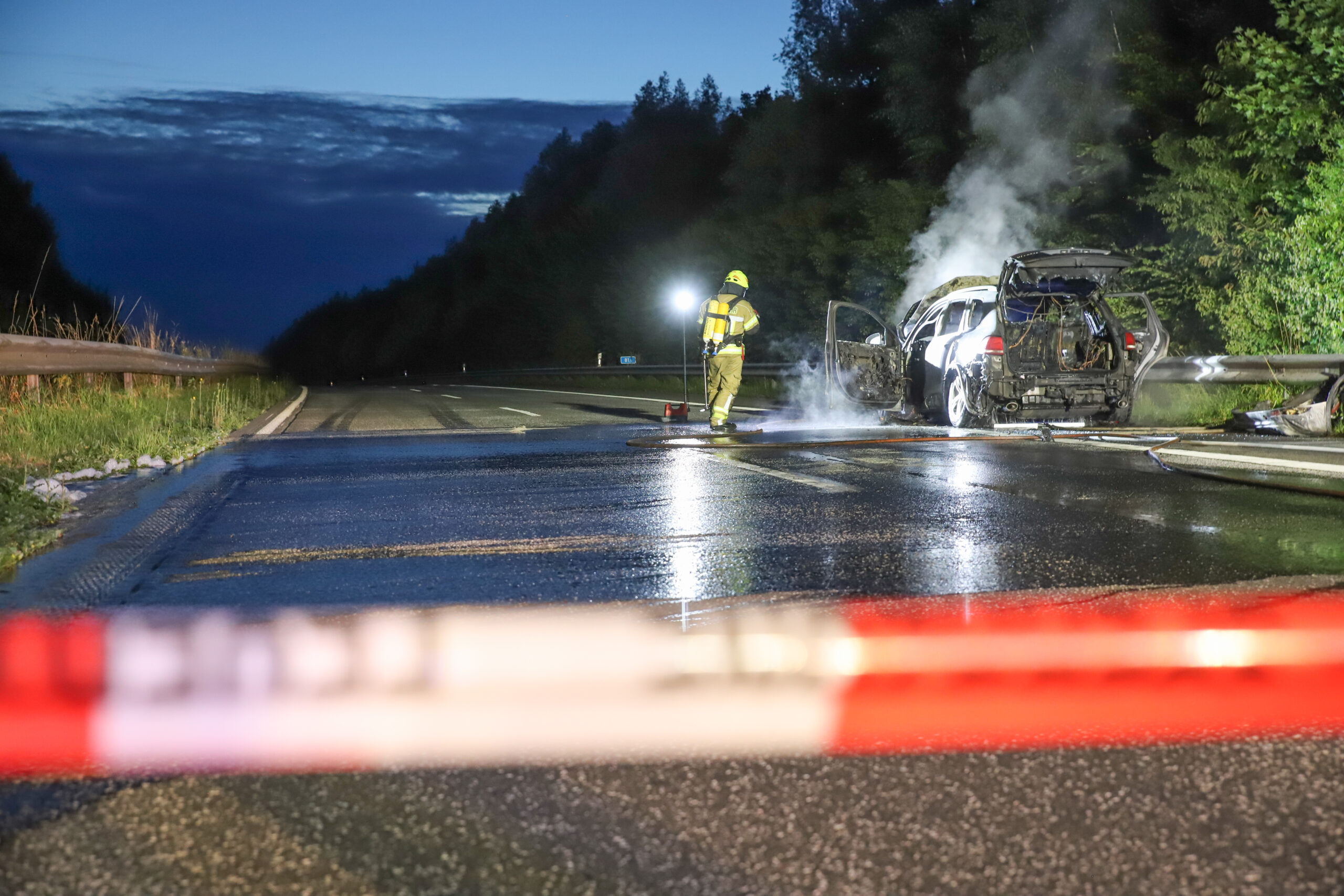 Das qualmende Auto auf der leeren A23.