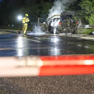 Das qualmende Auto auf der leeren A23.