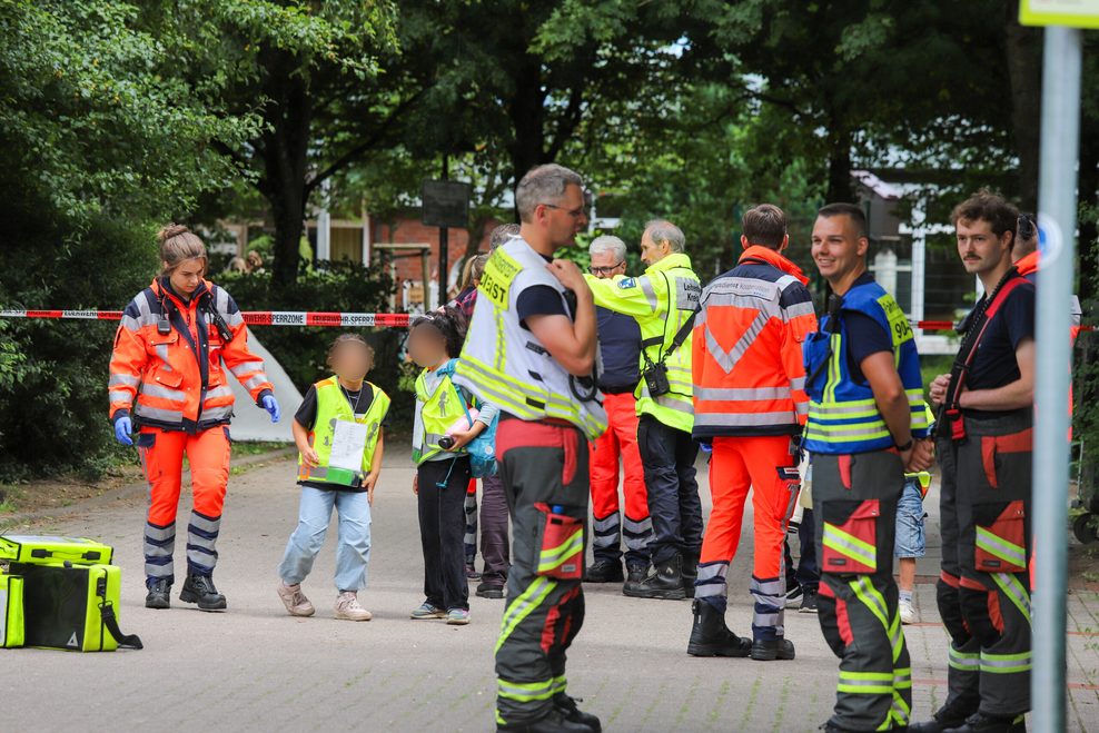 Nach dem Unfall untersucht der Rettungsdienst die Fahrgäste.