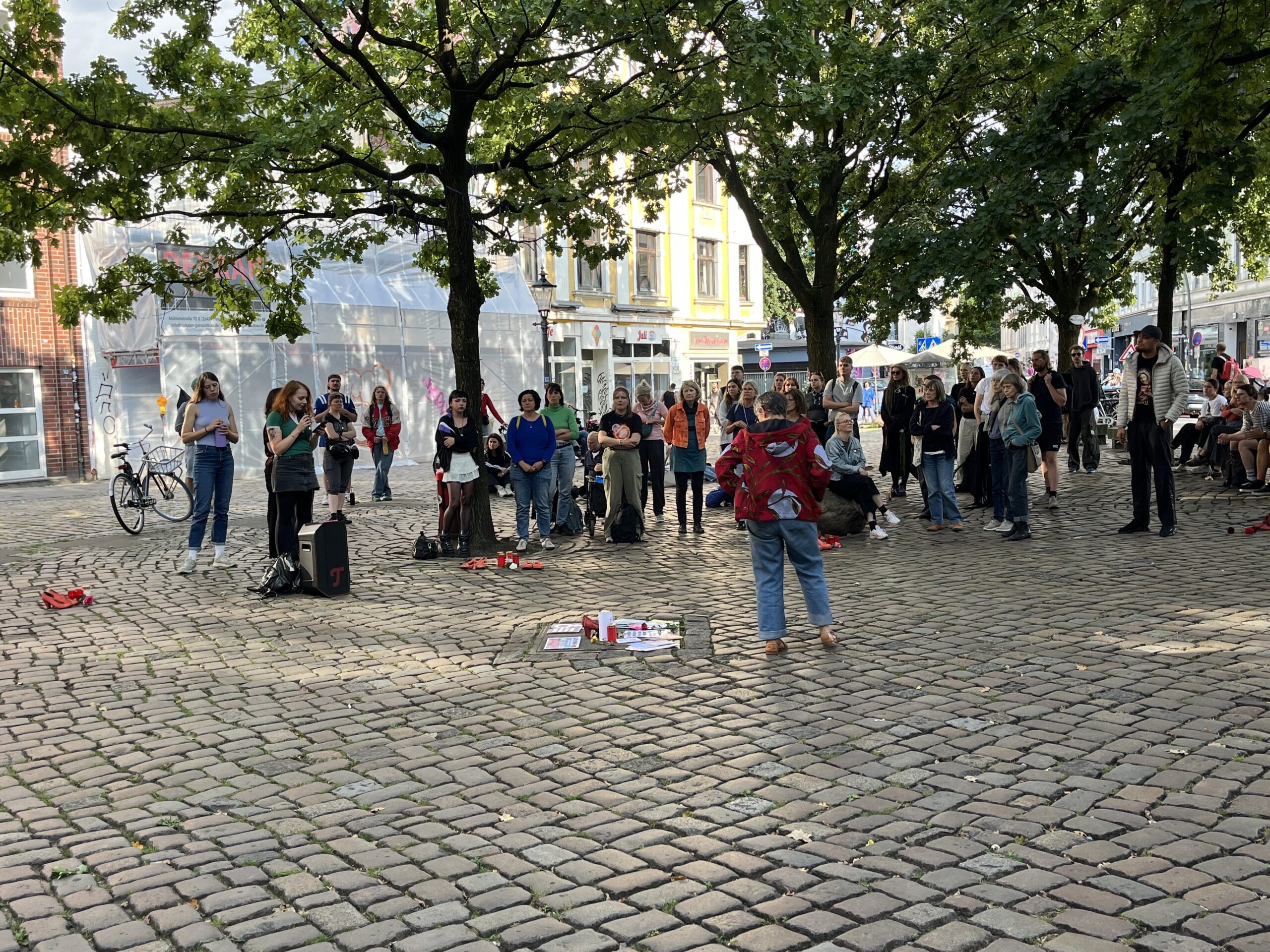 Am Mittwoch fand auf dem Alma-Wartenberg-Platz in Ottensen erneut eine Demo gegen Femizide statt.