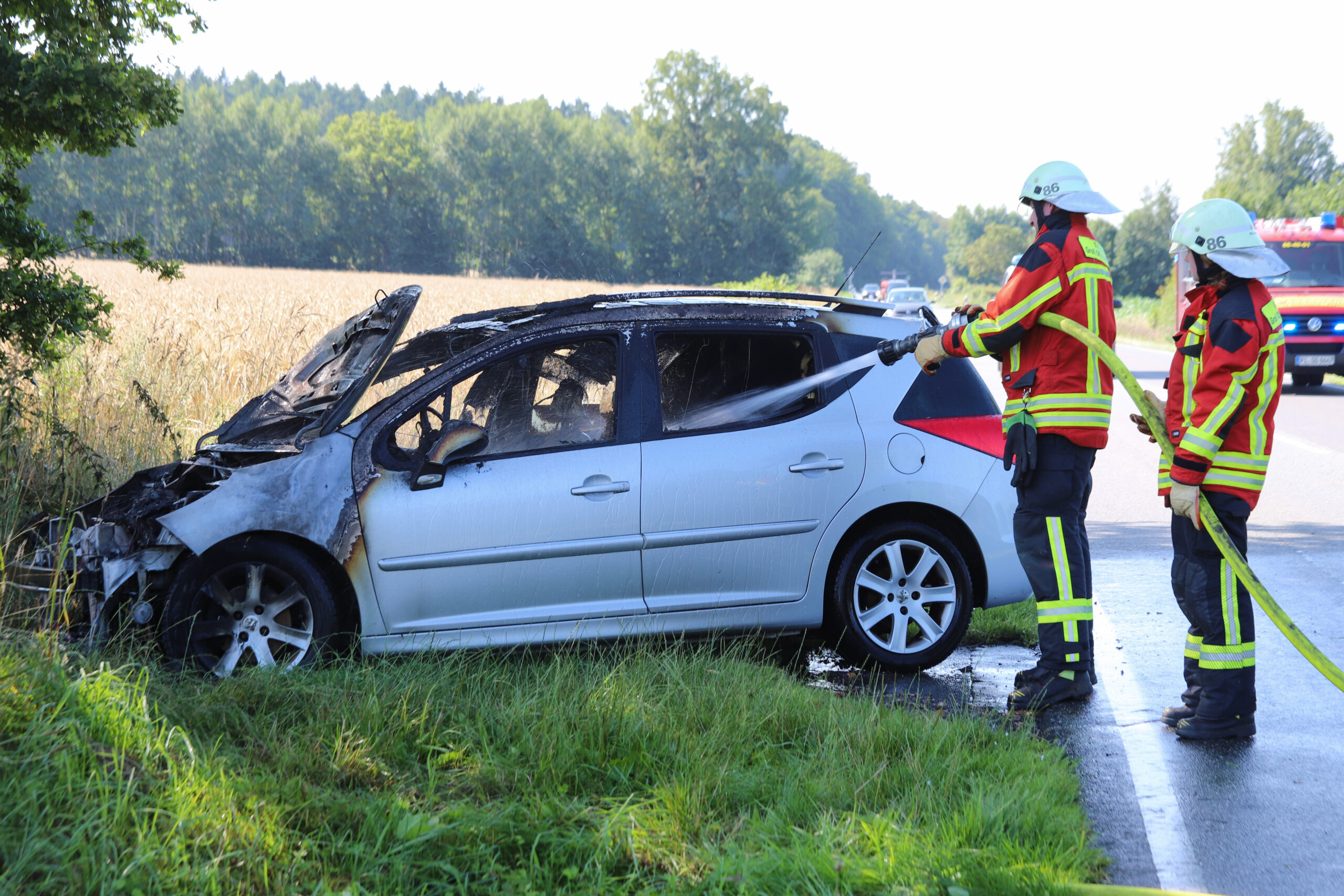 Plötzlich schlugen Rauch und Flammen aus dem Motorraum. Der Peugeot hat nur noch Schrottwert.