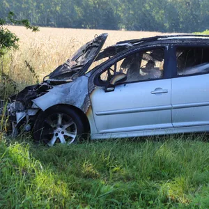 Plötzlich schlugen Rauch und Flammen aus dem Motorraum. Der Peugeot hat nur noch Schrottwert.