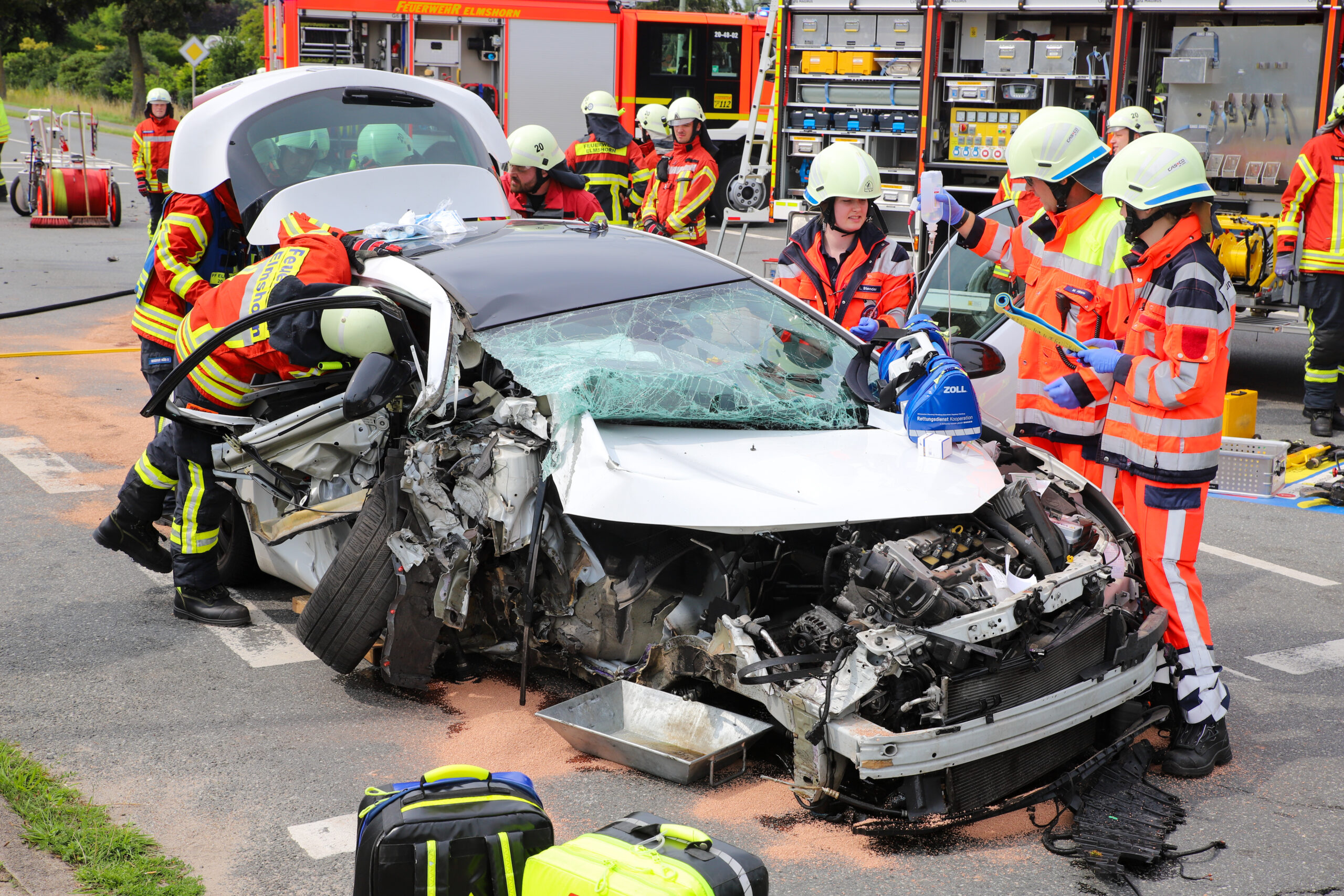 Das völlig zerstörte Unfallfahrzeug – zwei junge Männer rasten in dem Opel Astra über eine rote Ampel und verunfallten.