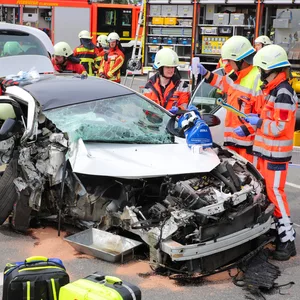 Das völlig zerstörte Unfallfahrzeug – zwei junge Männer rasten in dem Opel Astra über eine rote Ampel und verunfallten.