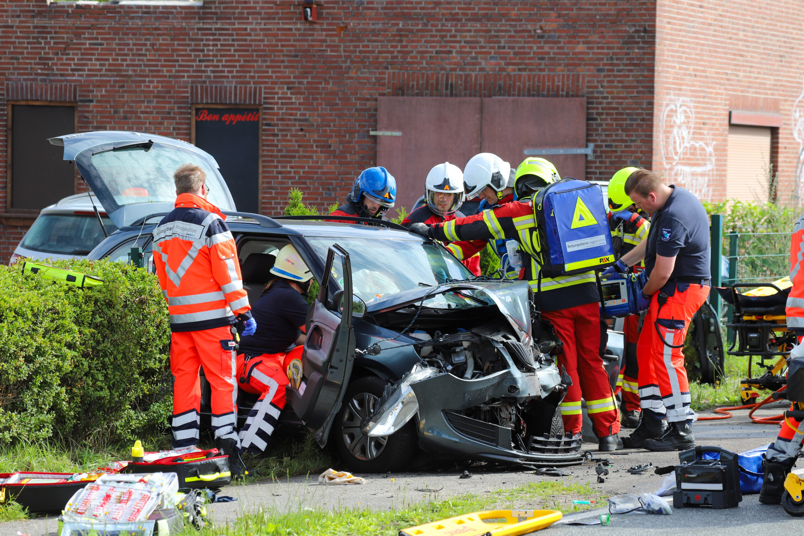 Autos krachen in Tornesch frontal ineinander – fünf zum Teil schwer Verletzte