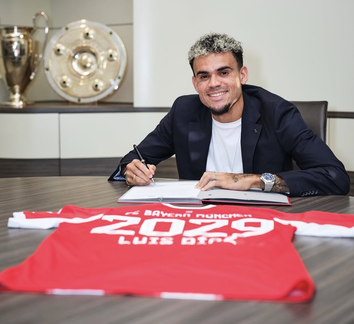 Luis Díaz unterschrieb am Mittwochmorgen seinen Vertrag beim FC Bayern.