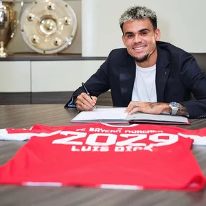 Luis Díaz unterschrieb am Mittwochmorgen seinen Vertrag beim FC Bayern.