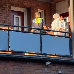 Polizei auf einem Balkon