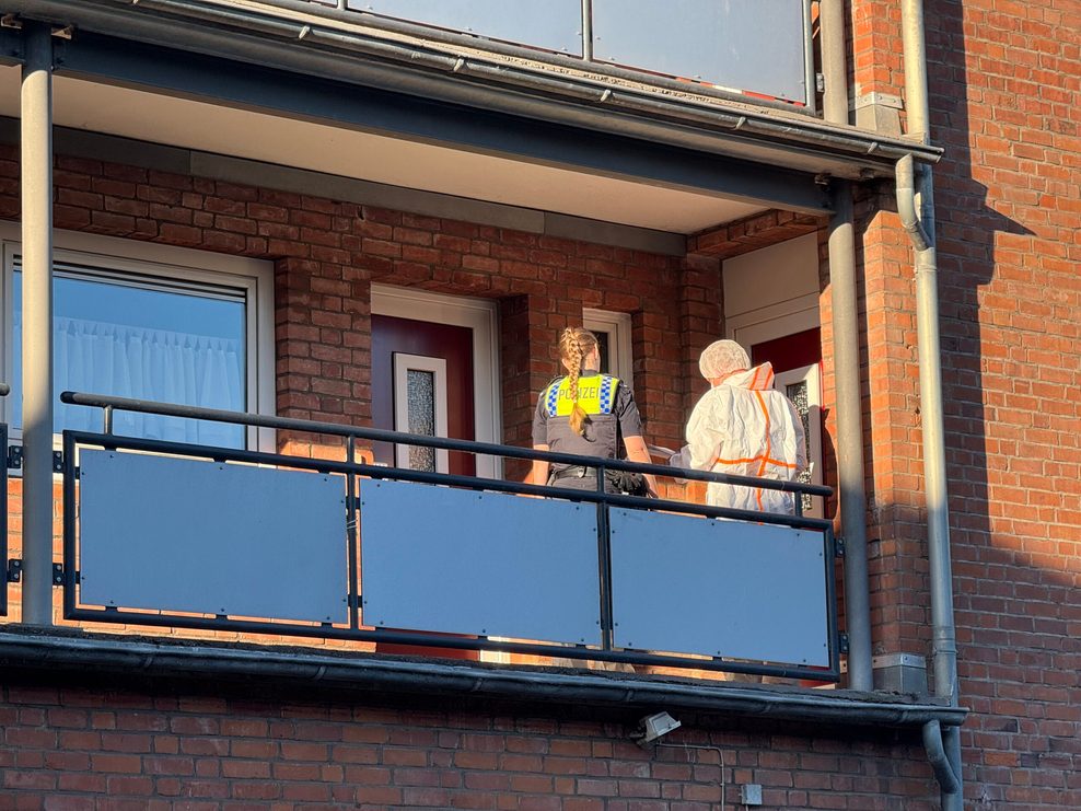 Polizei auf einem Balkon