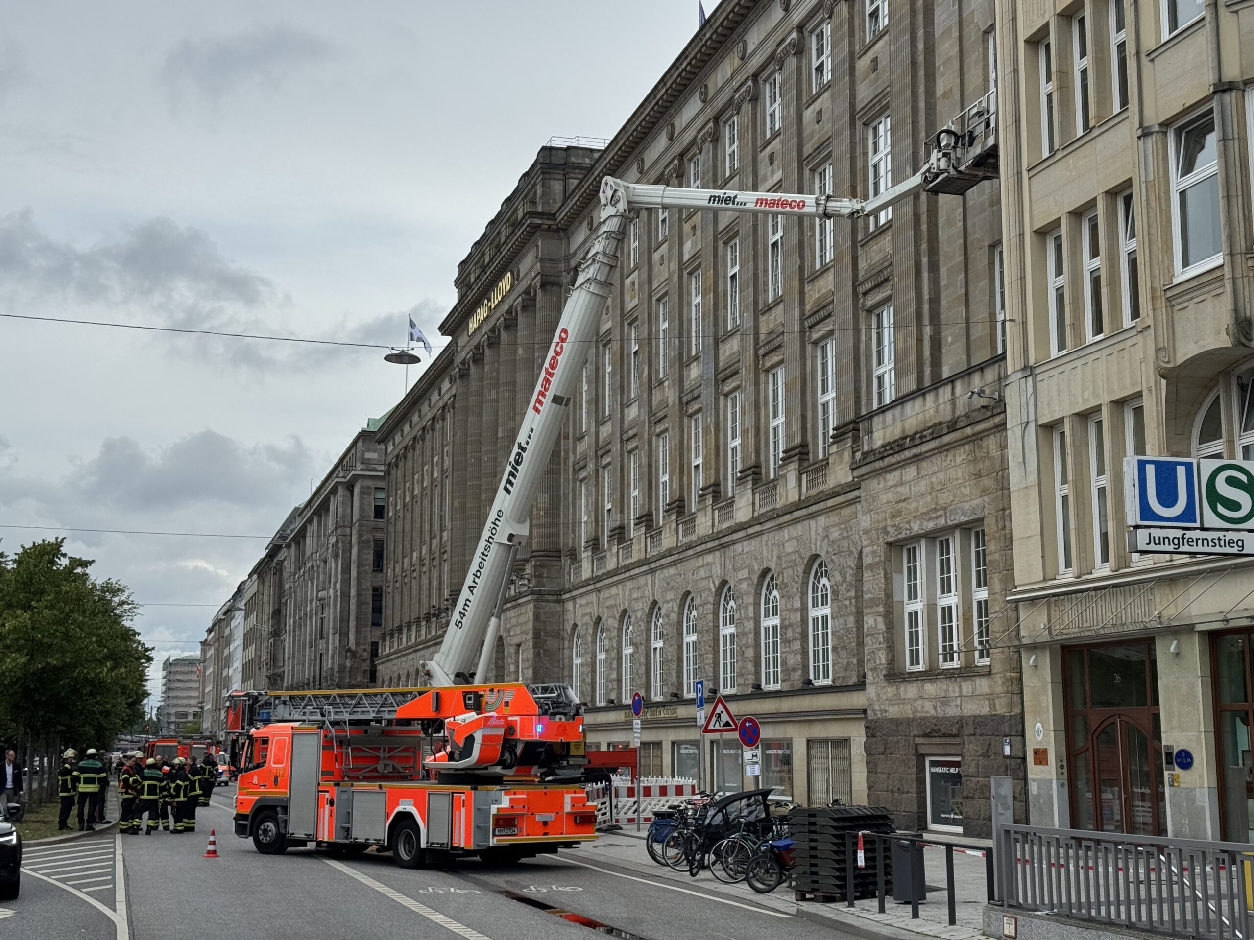 Arbeiter sitzen in großer Höhe am ballin damm fest – feuerwehr rettet sie