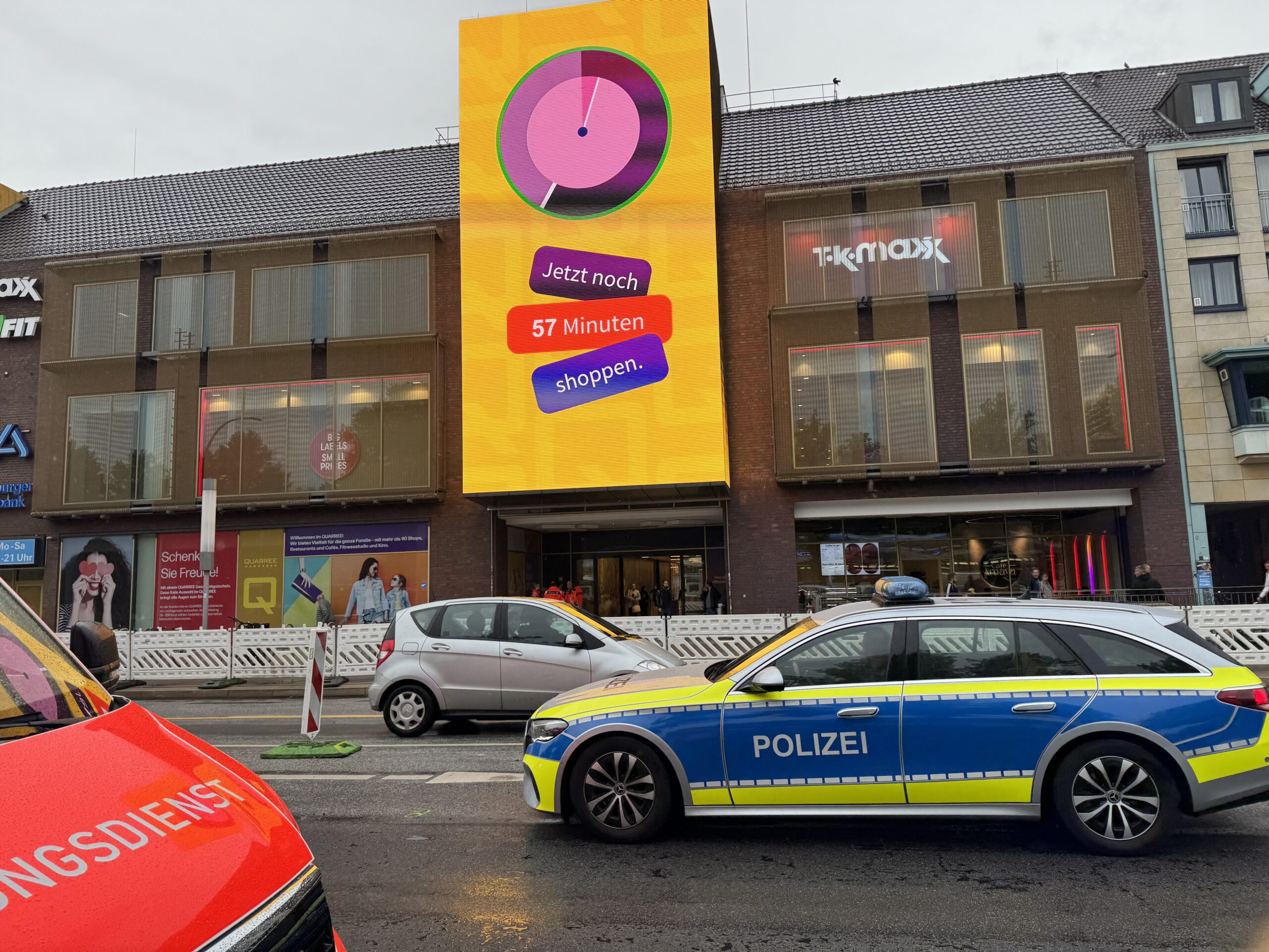 Polizei vor dem Wandsbeker Quarree