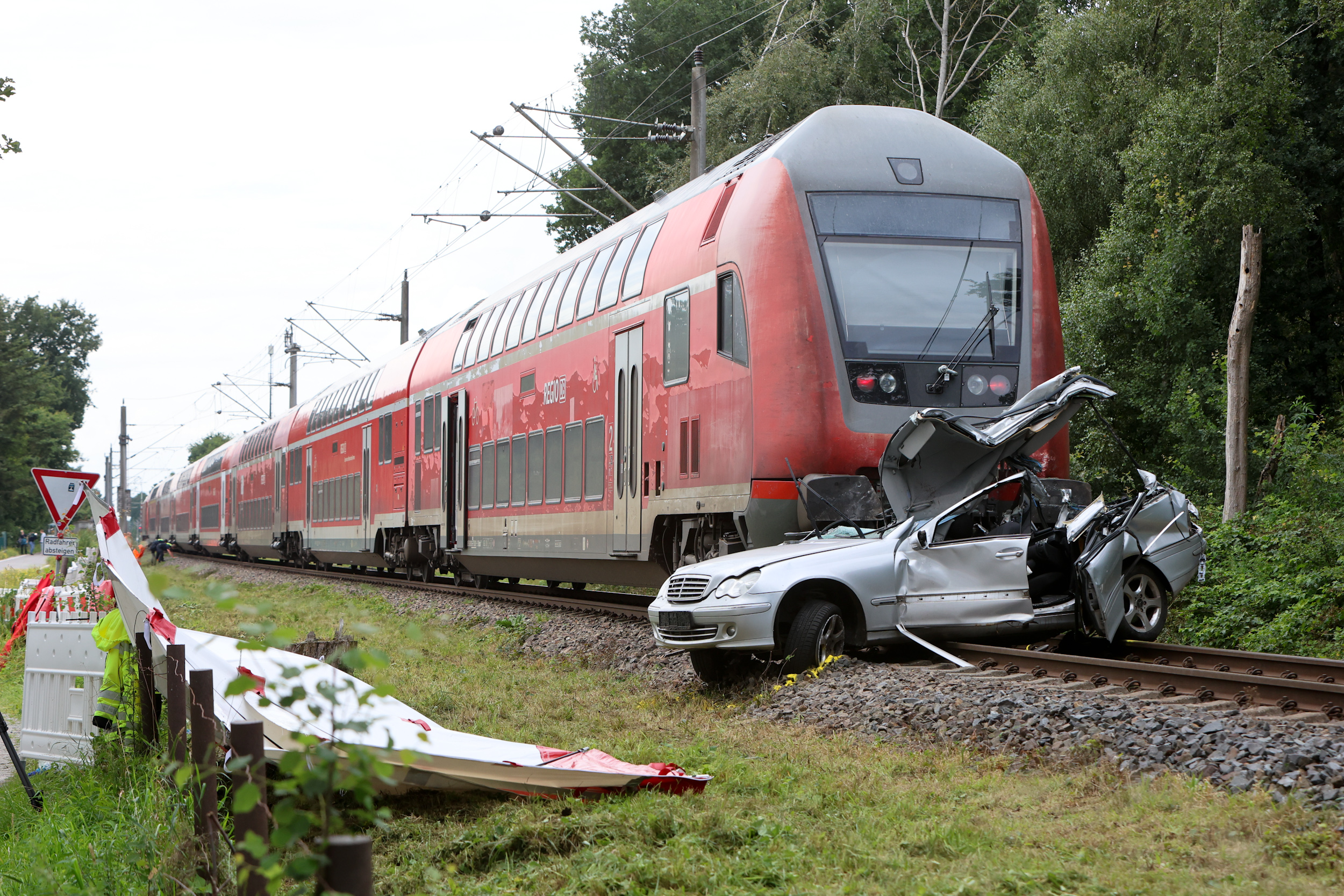 Zug hat Auto erfasst