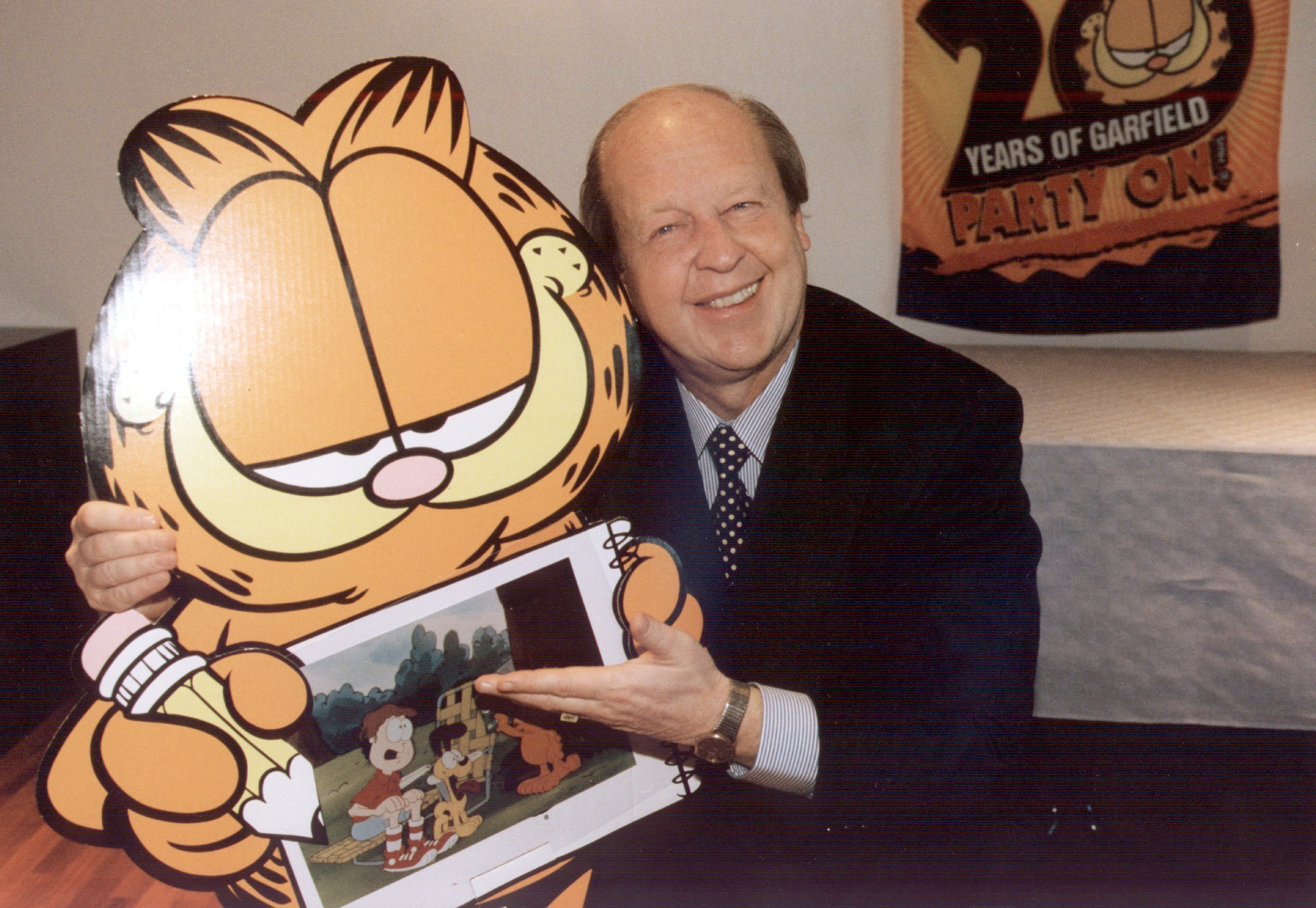 Jim Davis, US-amerikanischer Comiczeichner, posiert mit einem Pappaufsteller seiner Comic-Katze Garfield.