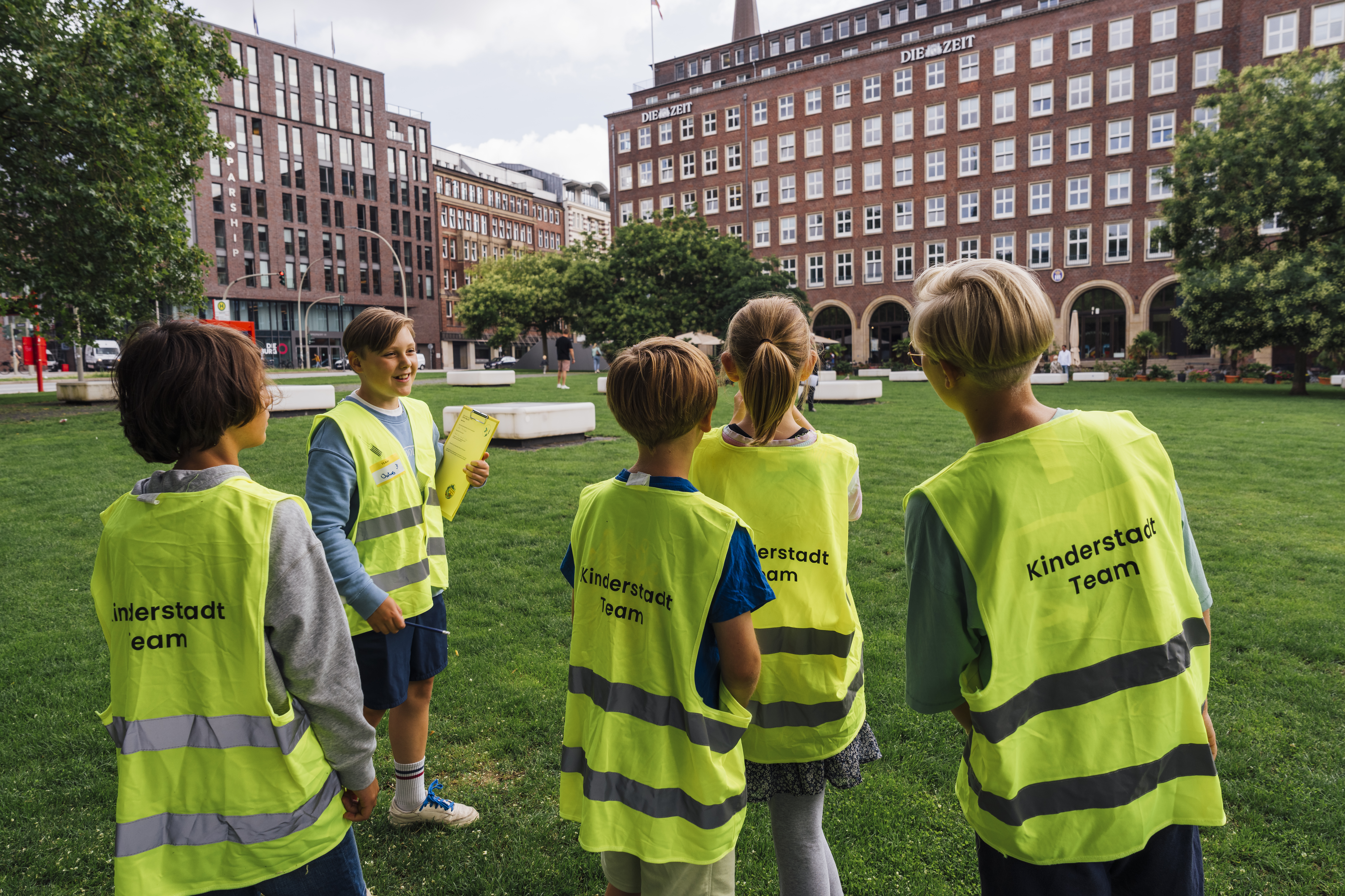 Kindergruppe, Befragung, Warnweste