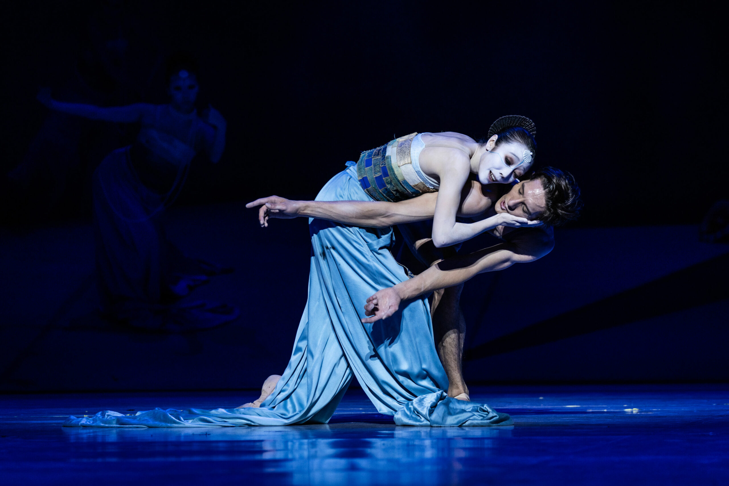 Zwei Balletttänzer auf der Bühne