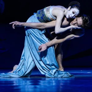Zwei Balletttänzer auf der Bühne