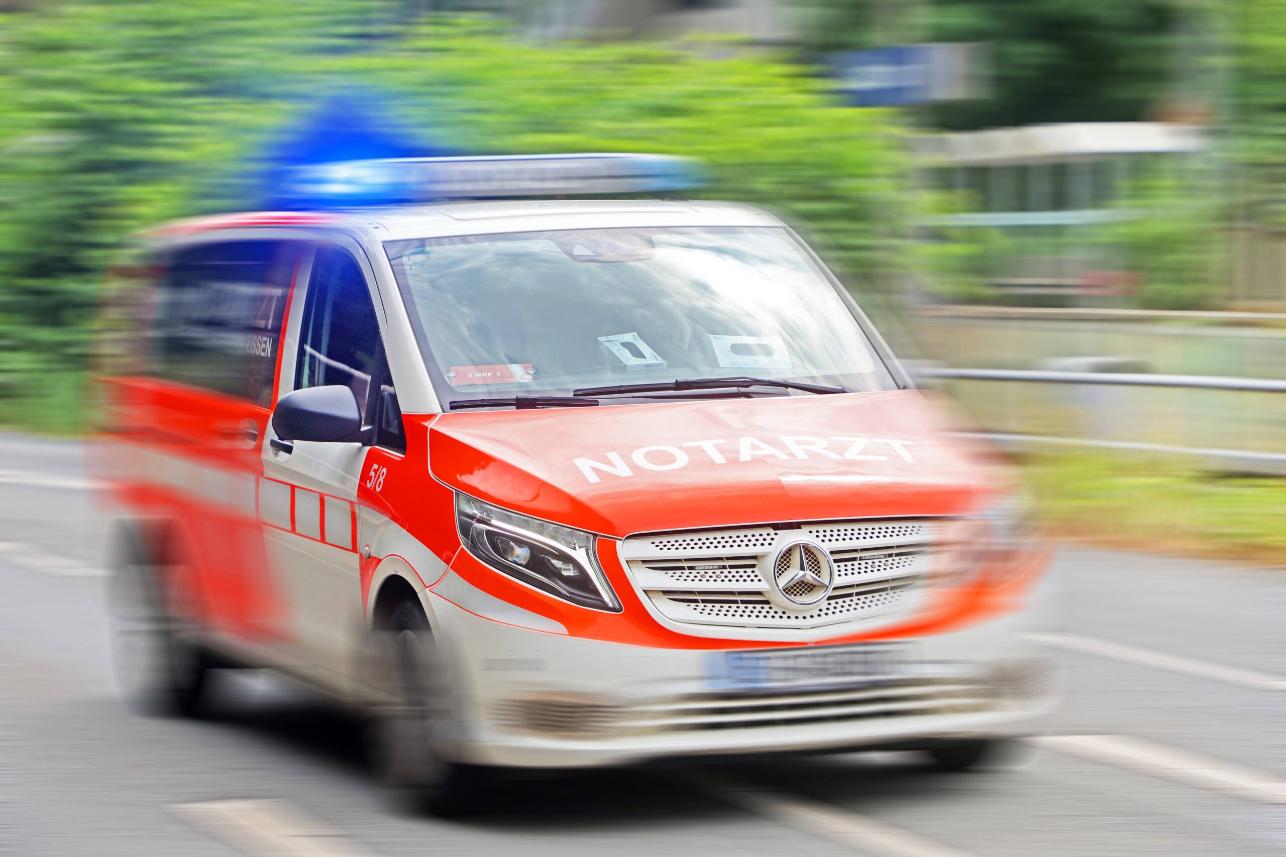 Rettungswagen im Einsatz (Symbolbild).