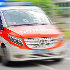 Rettungswagen im Einsatz (Symbolbild).