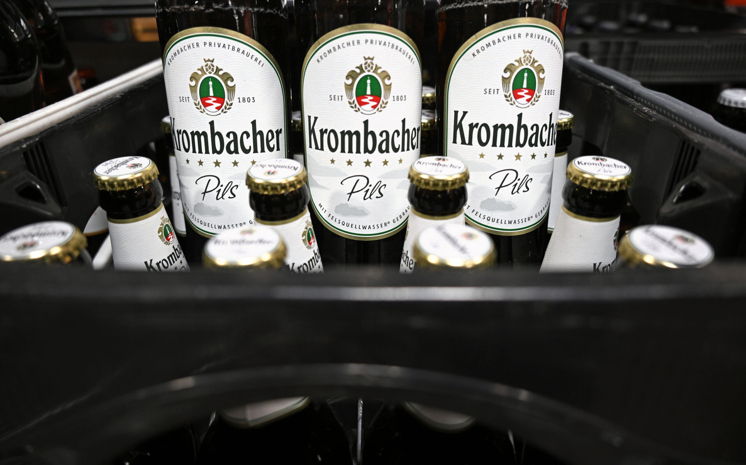 Ein Kasten mit Krombacher-Bierflaschen