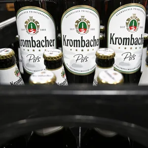 Ein Kasten mit Krombacher-Bierflaschen