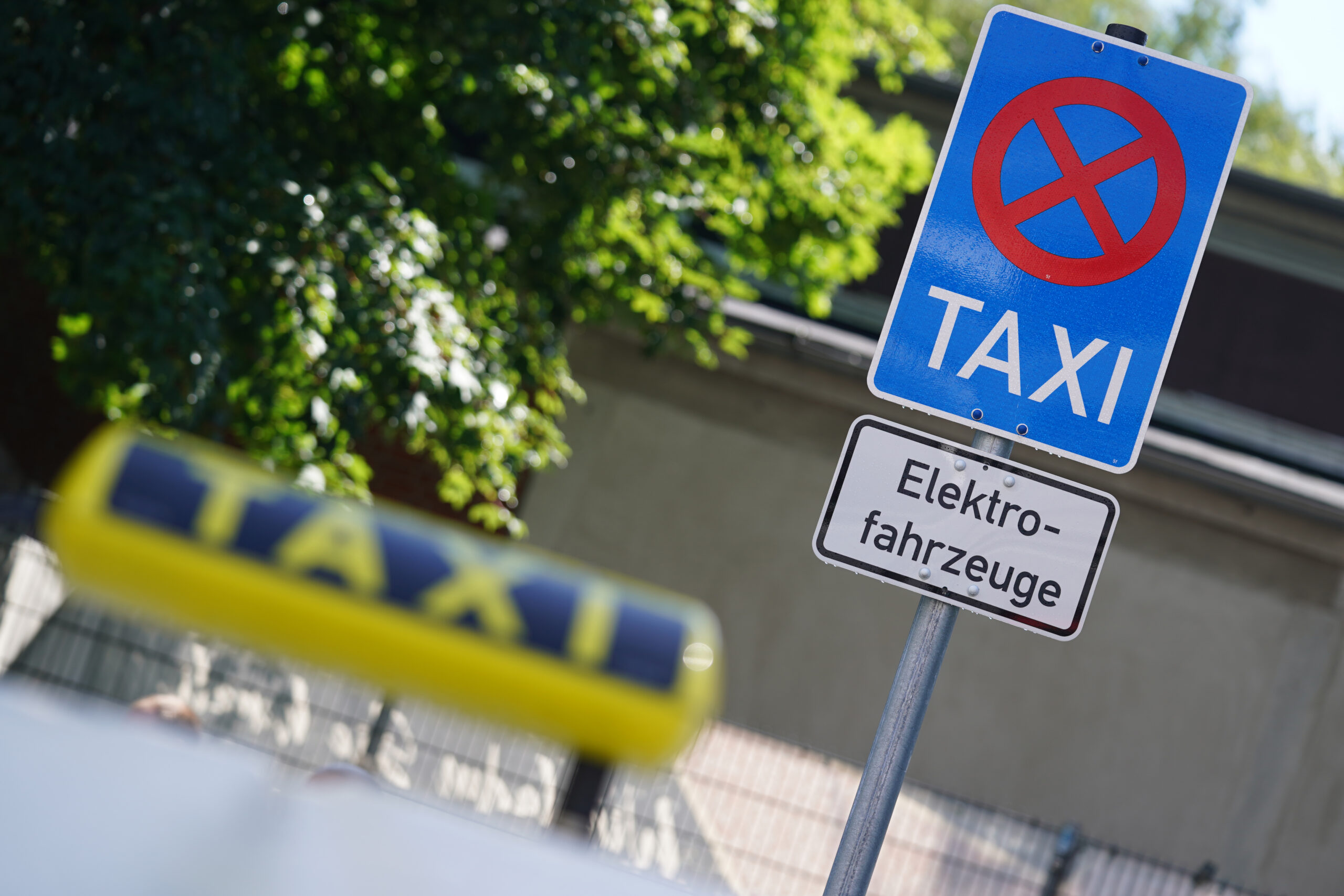 Ein E-Taxi steht an einer Schnellladesäule für Taxis am S-Bahnhof in Hamburg-Eidelstedt.