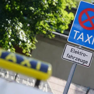 Ein E-Taxi steht an einer Schnellladesäule für Taxis am S-Bahnhof in Hamburg-Eidelstedt.