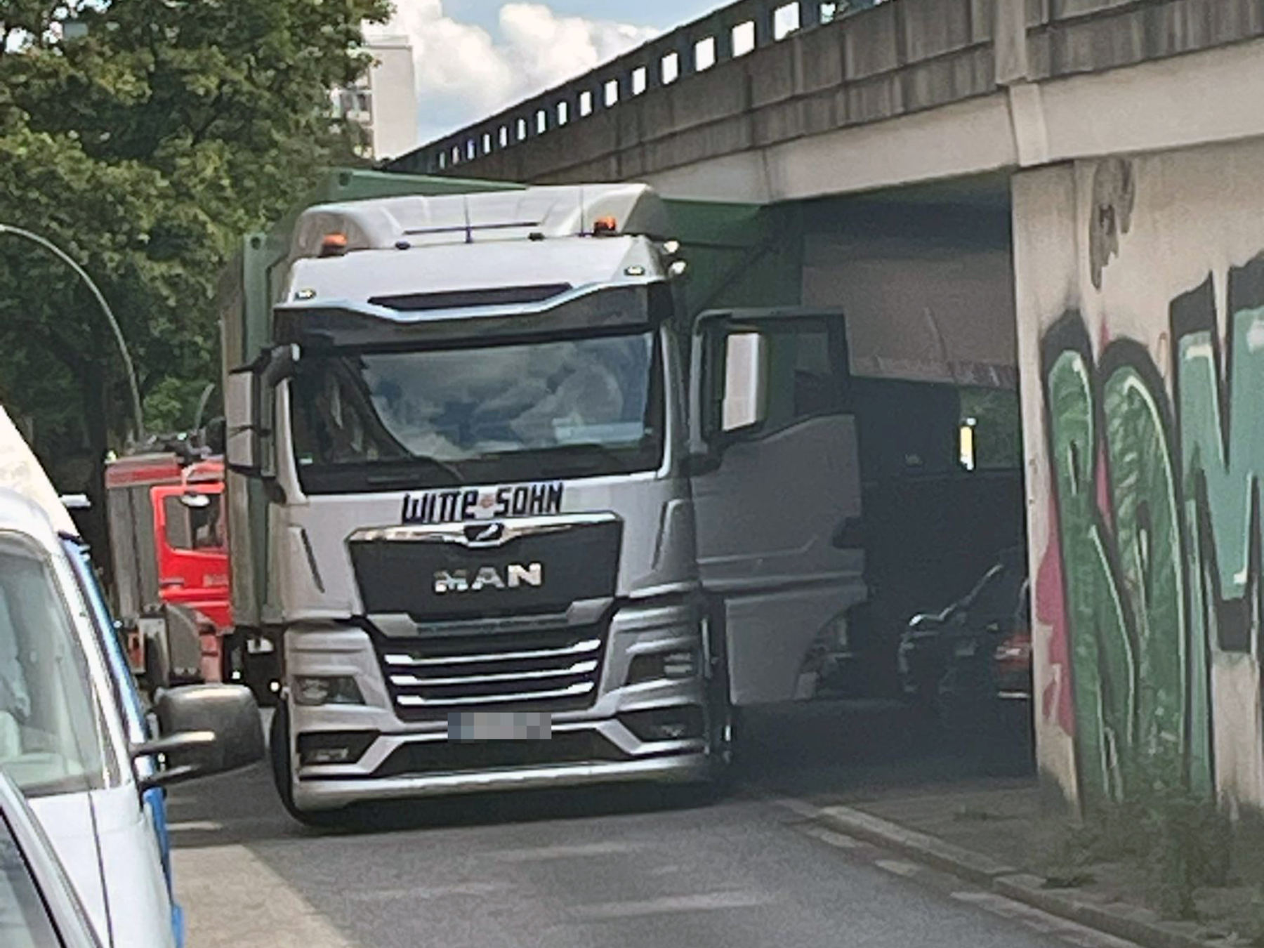 Sechs Stunden lang steckte dieser Sattelschlepper unter einer Straßenbrücke fest.