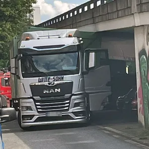 Sechs Stunden lang steckte dieser Sattelschlepper unter einer Straßenbrücke fest.