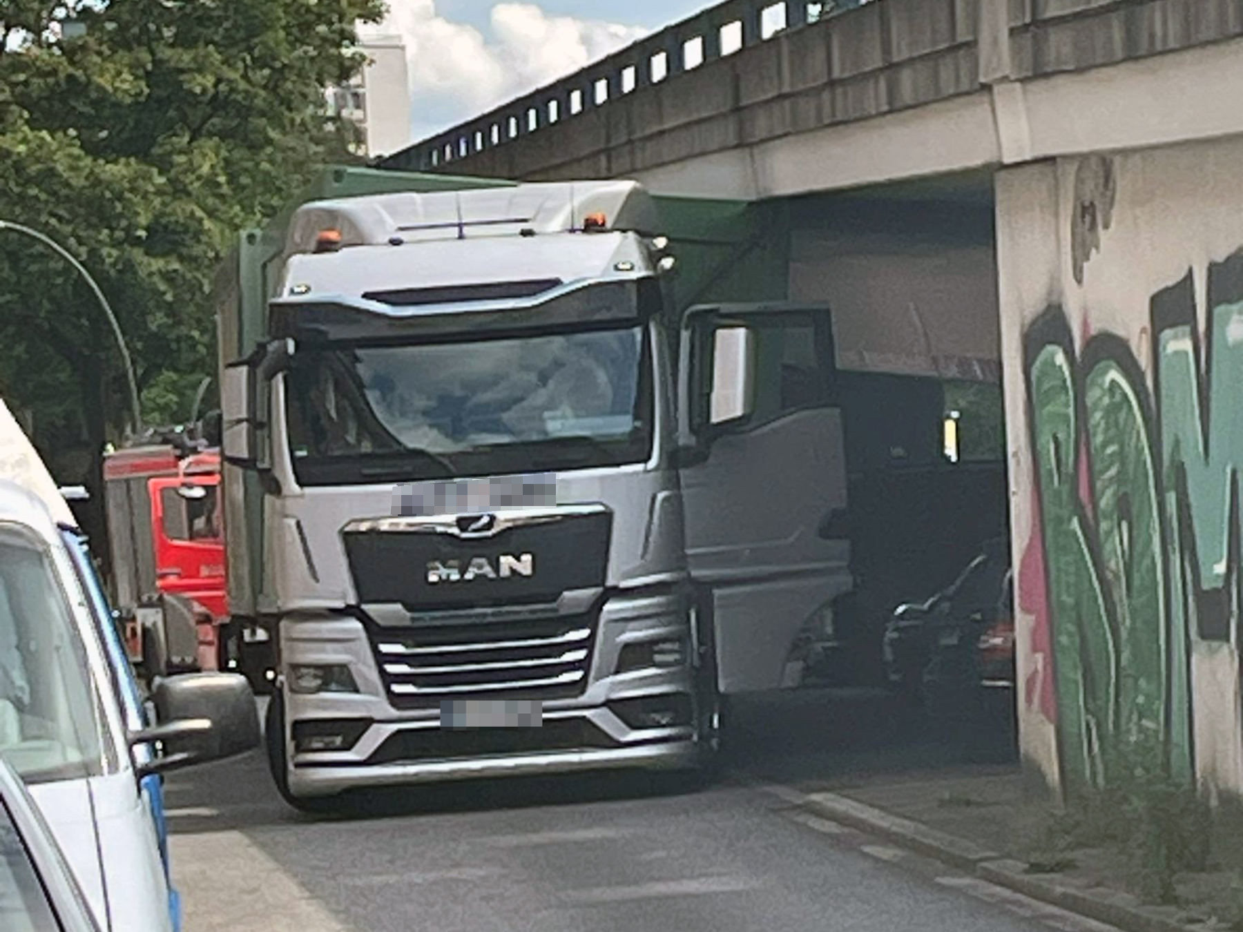 Der mit zwei Containern beladene Lkw steckte stundenlang unter einer Brücke fest.