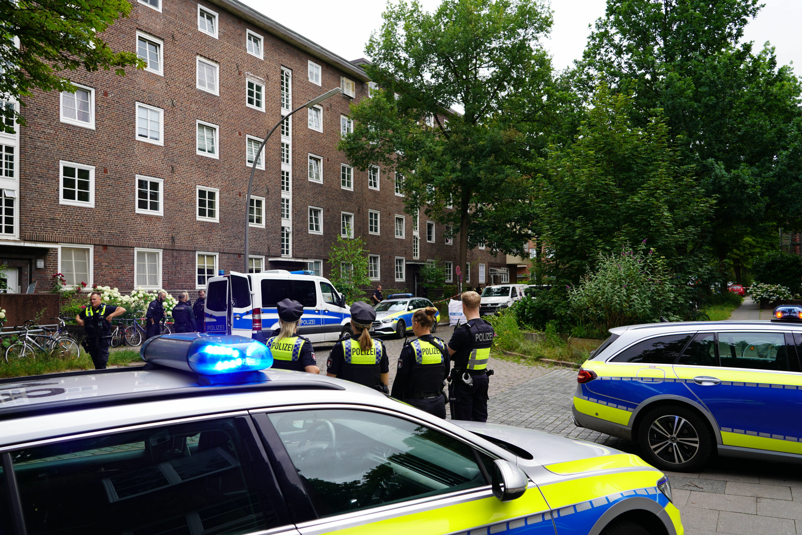 Mitten in Barmbek-Nord ist am Dienstag ein schweres Gewaltverbrechen passiert, die Polizei war mit einem Großaufgebot vor Ort.