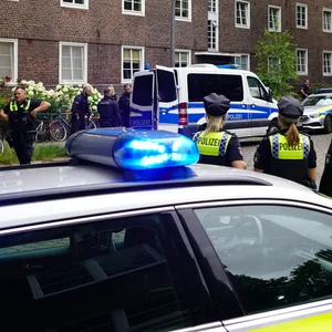 Mitten in Barmbek-Nord ist am Dienstag ein schweres Gewaltverbrechen passiert, die Polizei war mit einem Großaufgebot vor Ort.