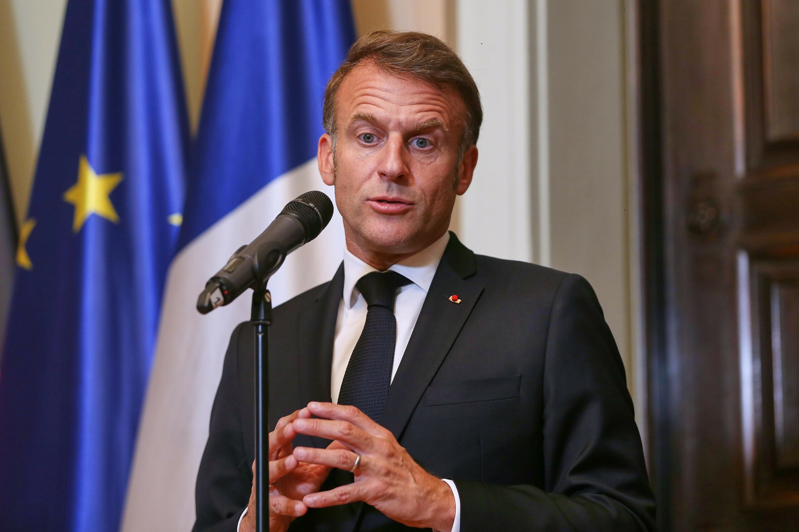 Frankreichs Präsident Macron steht vor einem Mikrofon