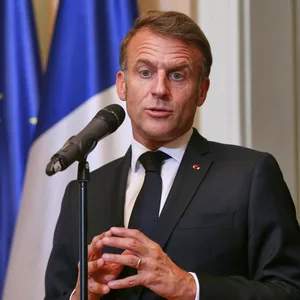 Frankreichs Präsident Macron steht vor einem Mikrofon