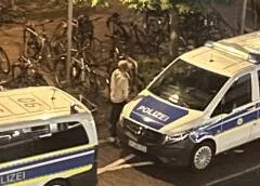 In Neumünster hat ein Mann gegen ein Polizeiauto gepinkelt.