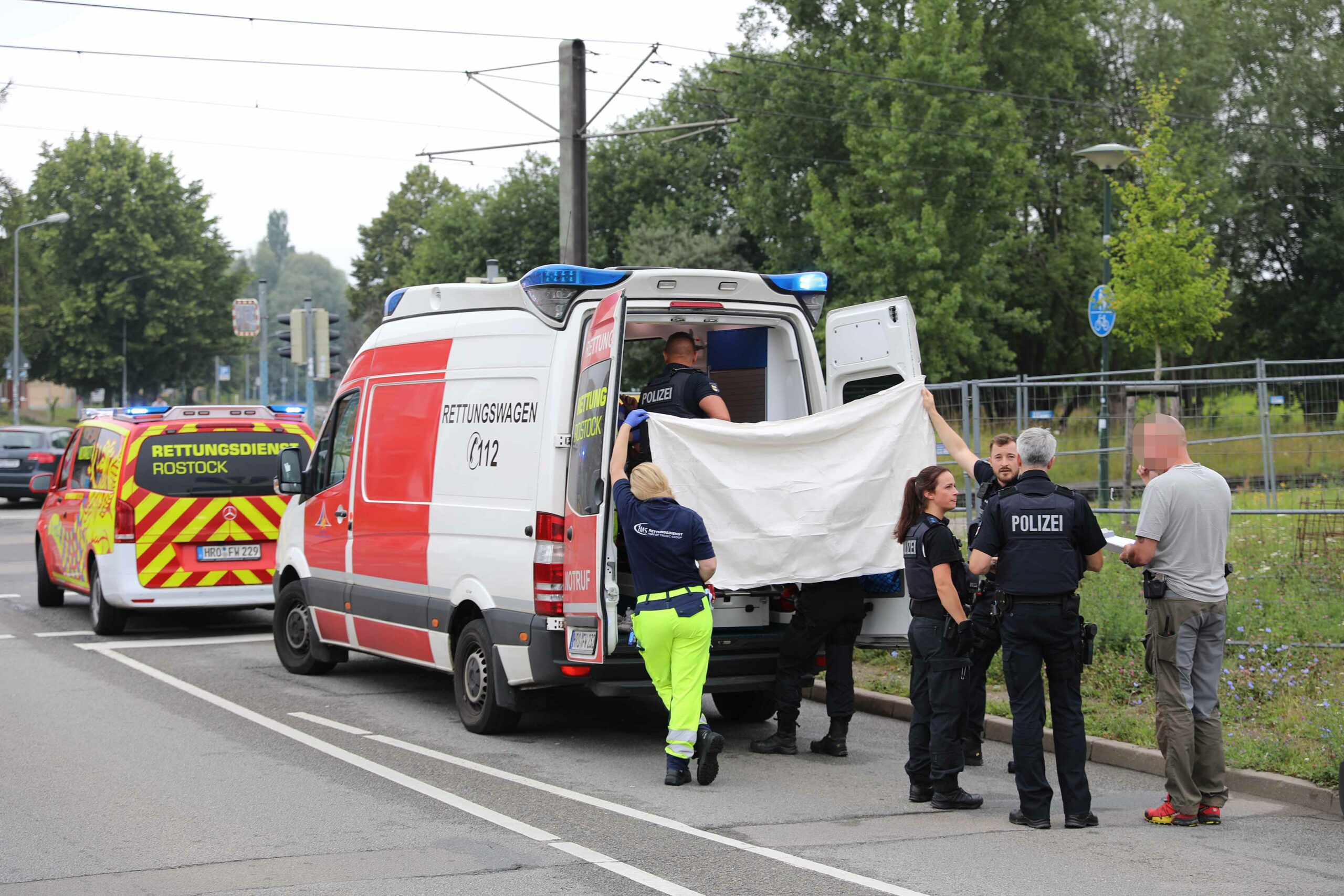 Mann in offenbar psychischen Ausnahmezustand sticht in Rostocker Tischlerei auf Angestellten ein und verletzt ihn schwer